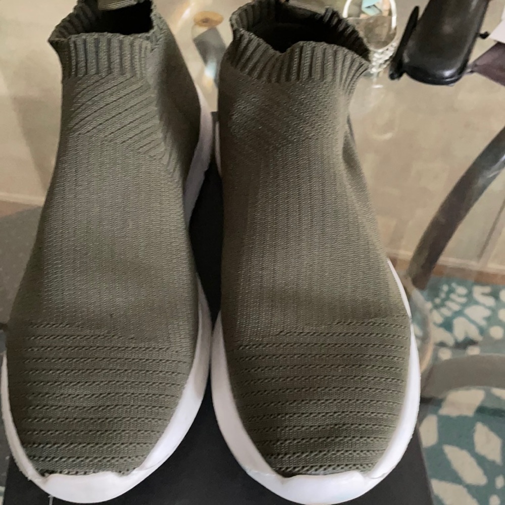 Steve Madden pull on sneakers
